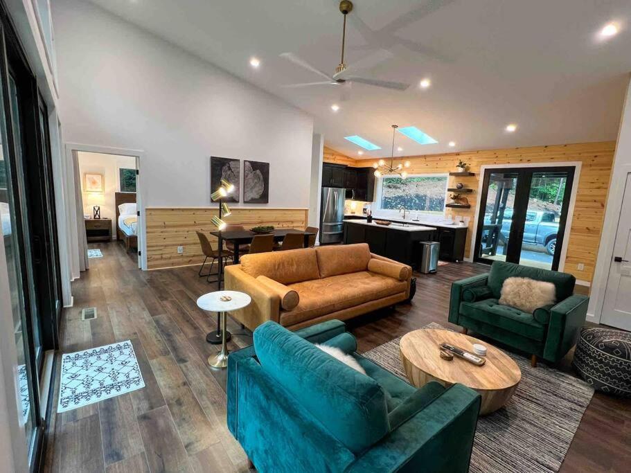 Chalet Modern Mountain Getaway With Hot Tub, Fire Pit *